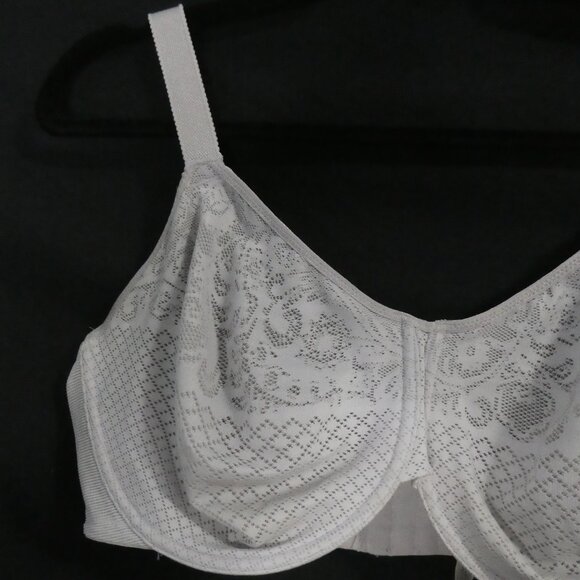 WACOAL | 40 DDD | Elegant Light Grey Lace Bra | Underwire Support | Unpadded - Picture 3 of 16